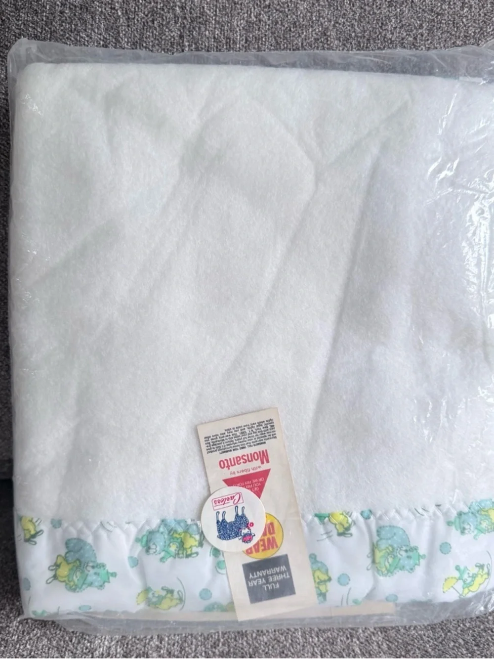 Vintage Carter’s lightweight crib blanket 36” X 50”